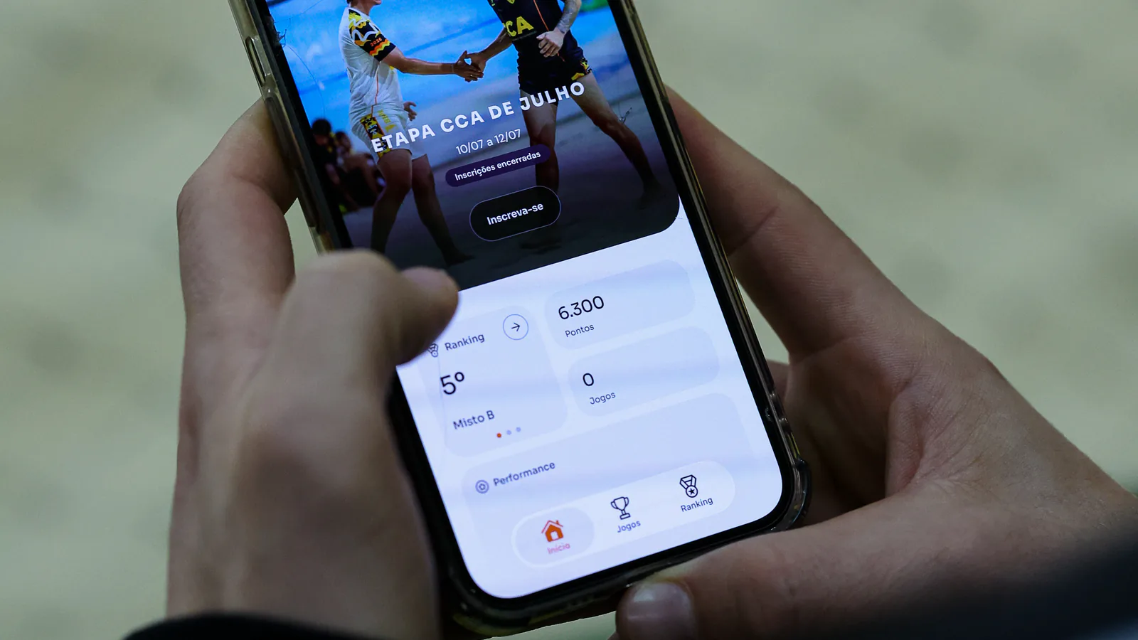 Pessoa consulta a etapa, a pontuação e o ranking no app oficial do CCA em um smartphone.
