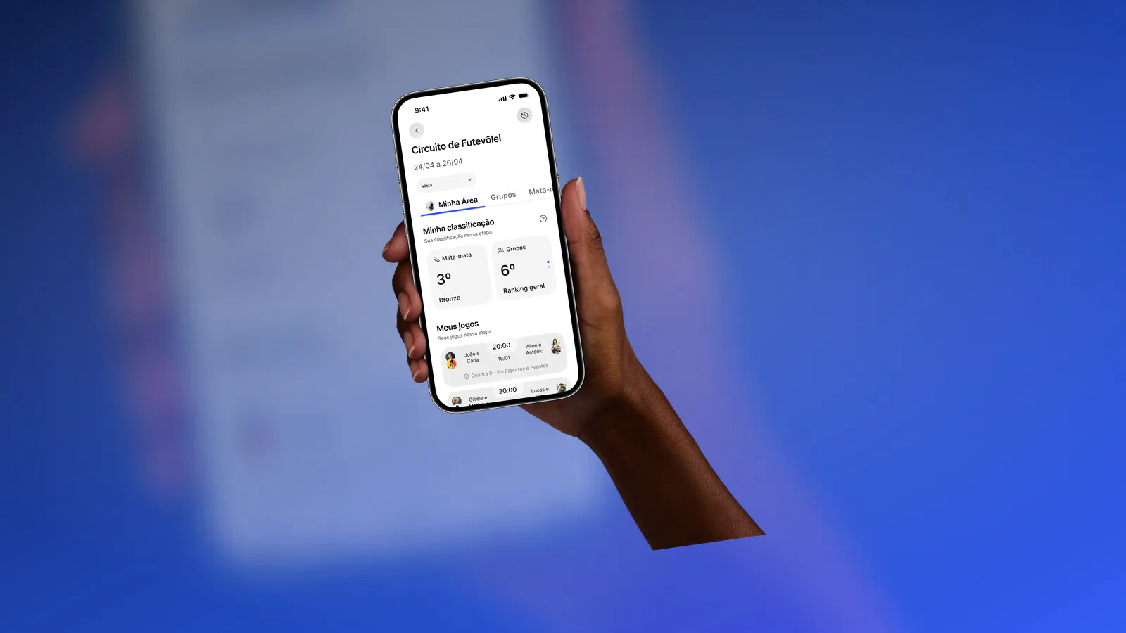 Pessoa acompanha classificação e jogos de uma etapa no app oficial da comunidade.