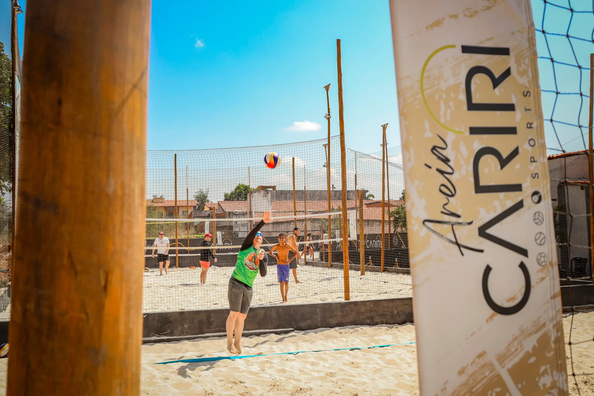 Atletas jogando em uma quadra de areia do Areia Cariri Sports