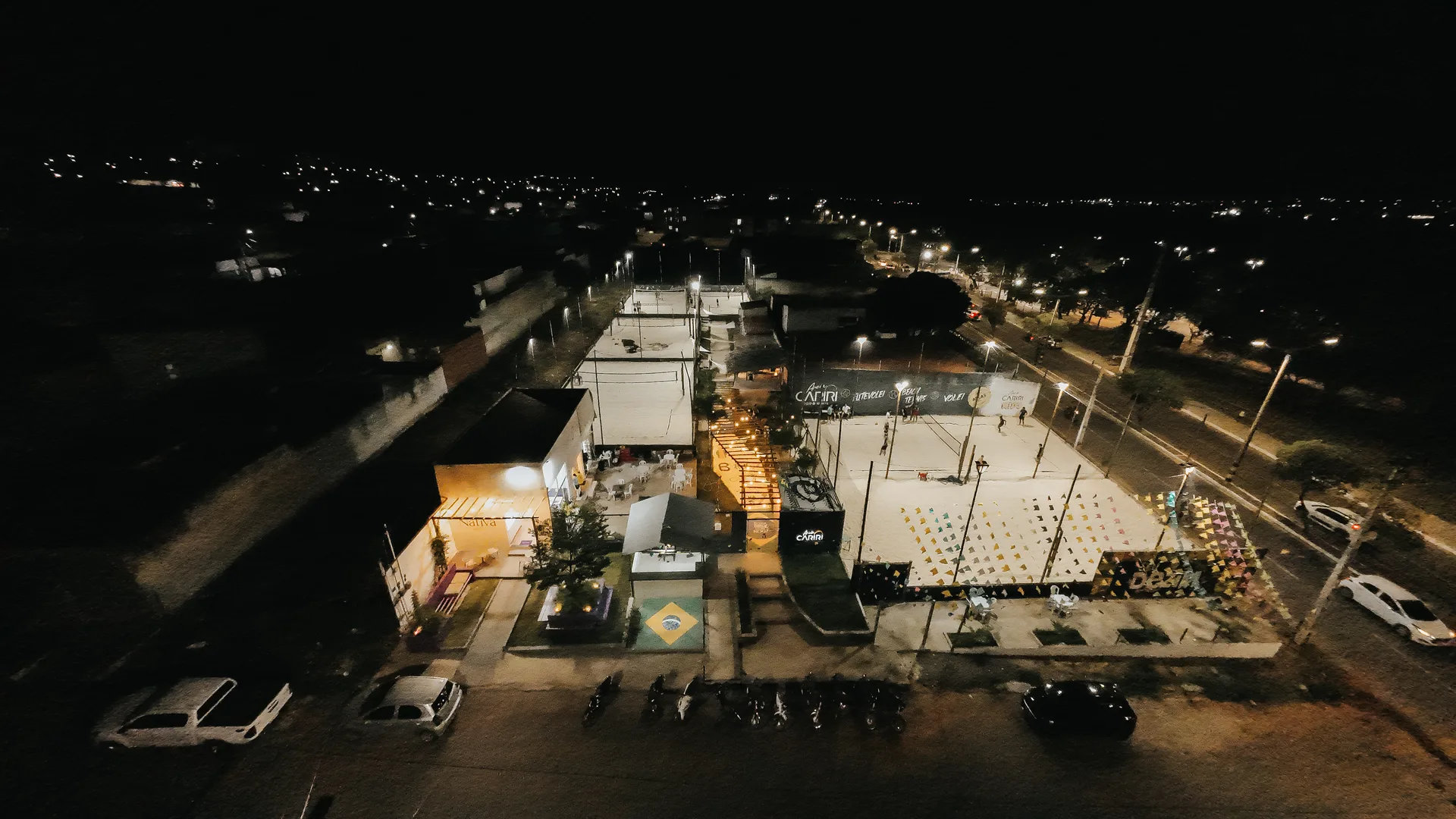 Vista noturna das quadras iluminadas do Areia Cariri Sports